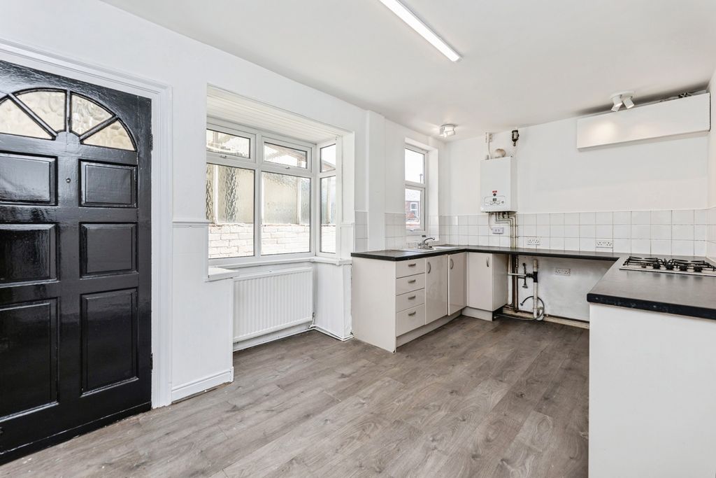 Property photo 3 of 17 Kitchen