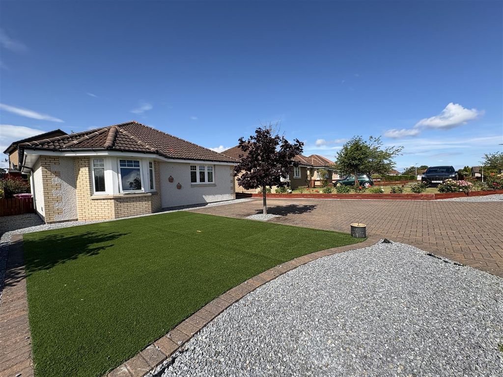 Property photo 1 of 25 2 Taylor Place, Elgin
