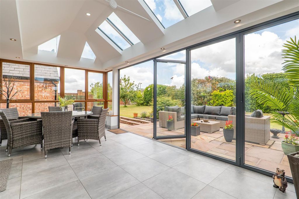 Property photo 3 of 46 Conservatory