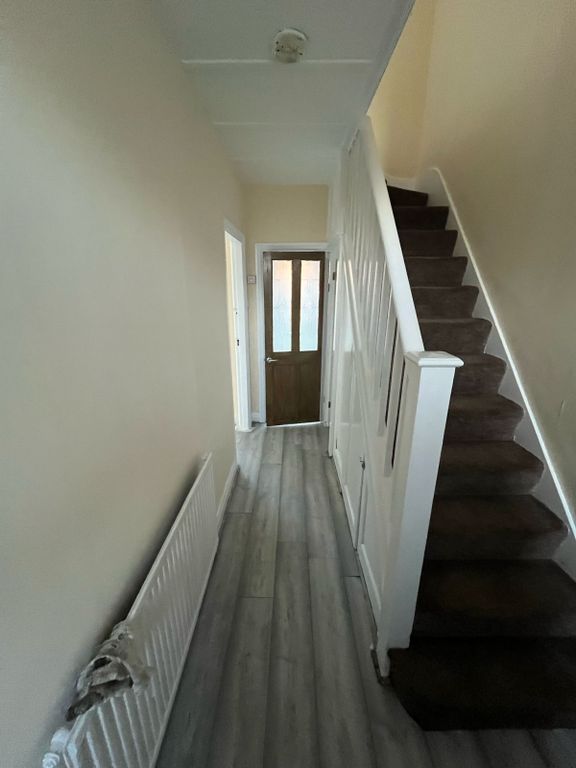 Property photo 1 of 8 Property For Let