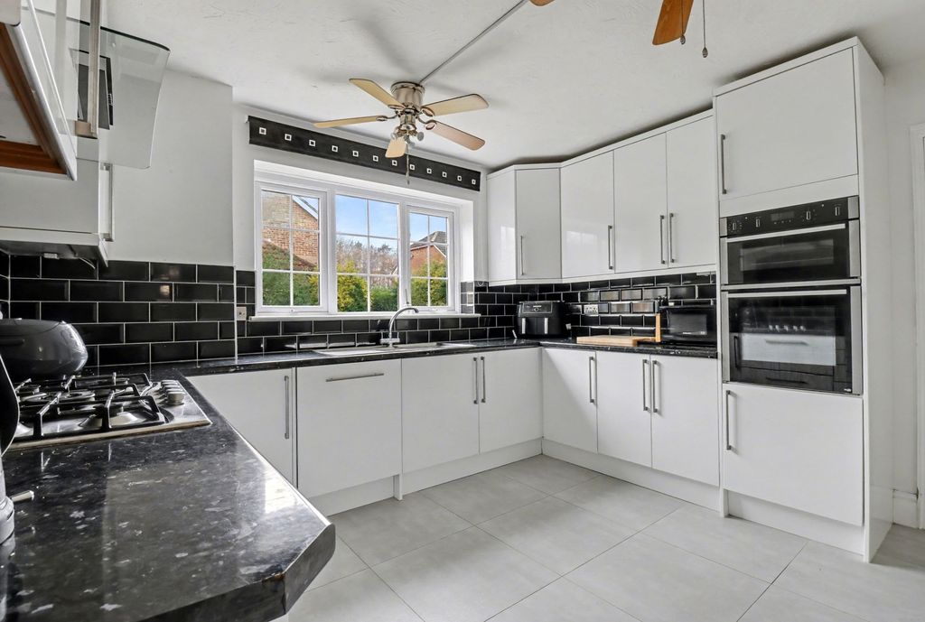 Property photo 3 of 23