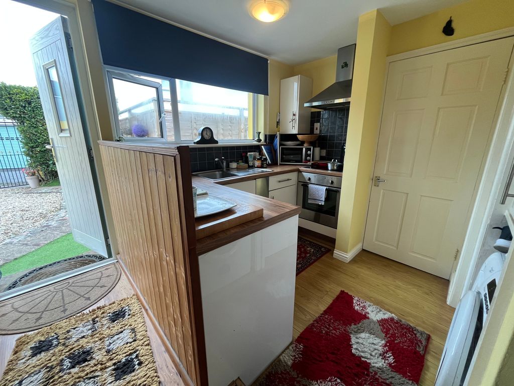 Property photo 3 of 12 Kitchen