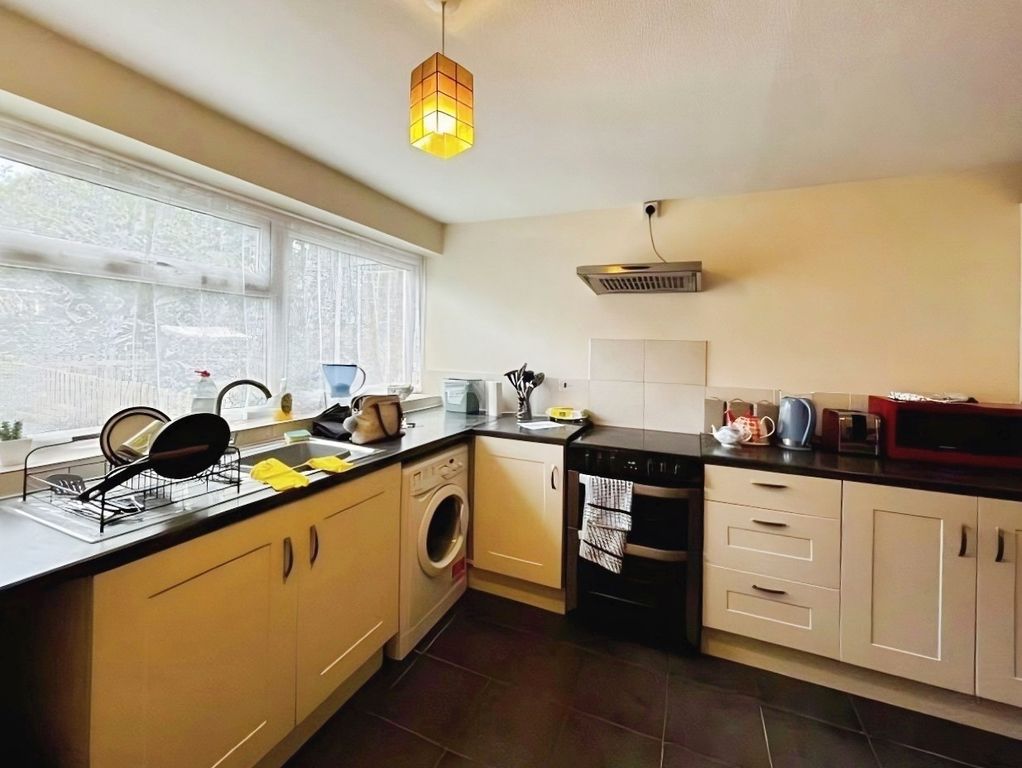 Property photo 3 of 8 Kitchen