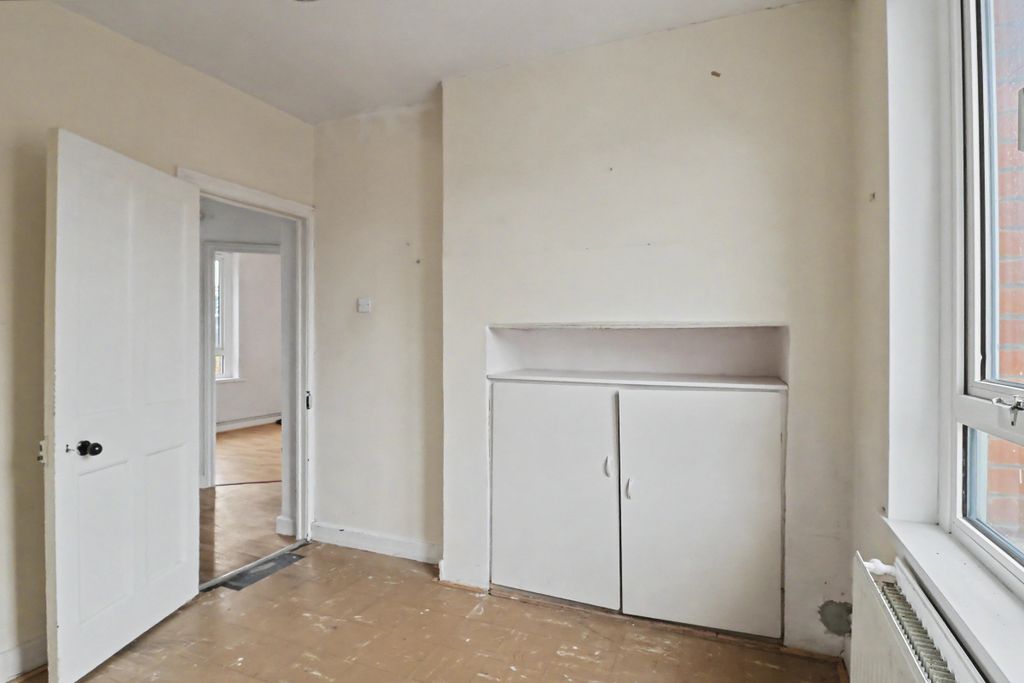Property photo 3 of 16 44A Granville Road, Weymouth, DT4 0Bq
