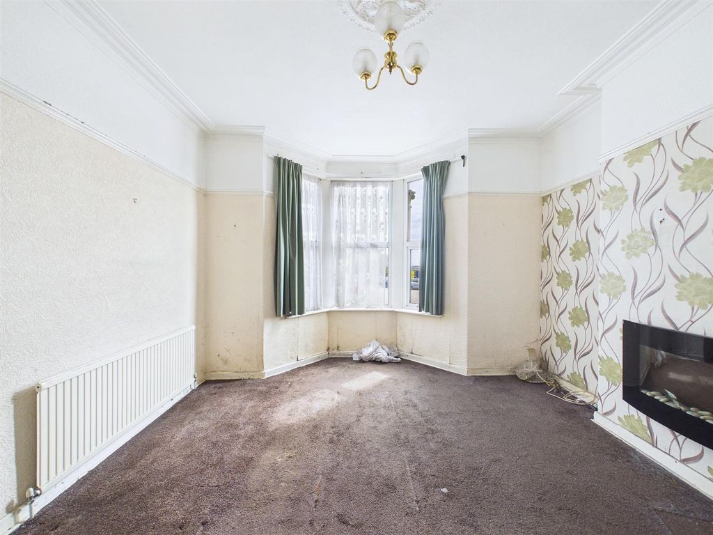 Property photo 3 of 16 3-Bed Terrace For Auction, Kingswood (16).Jpg