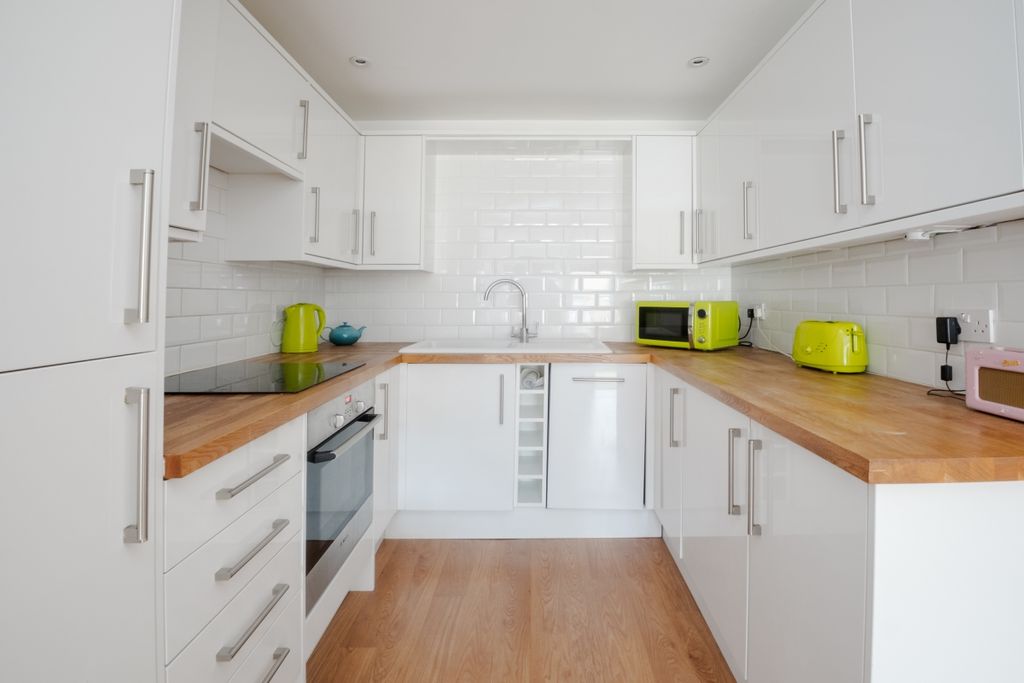 Property photo 2 of 10 Kitchen