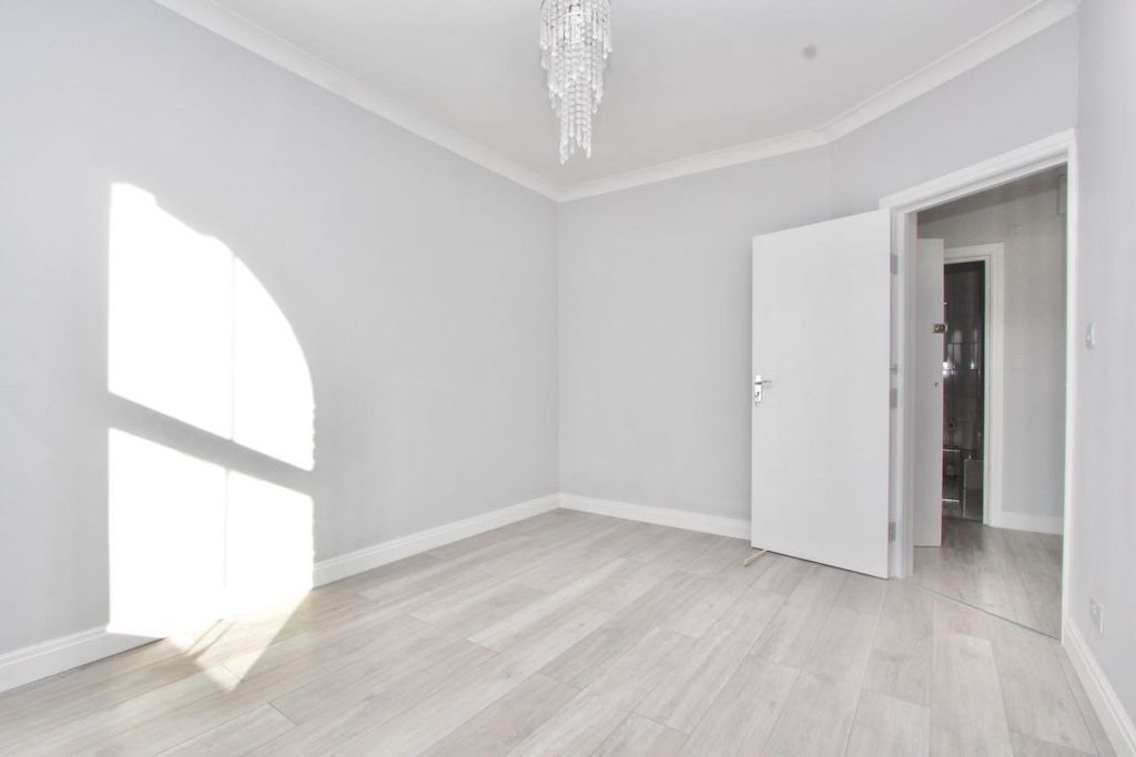 Property photo 3 of 6 Green Lanes, N16