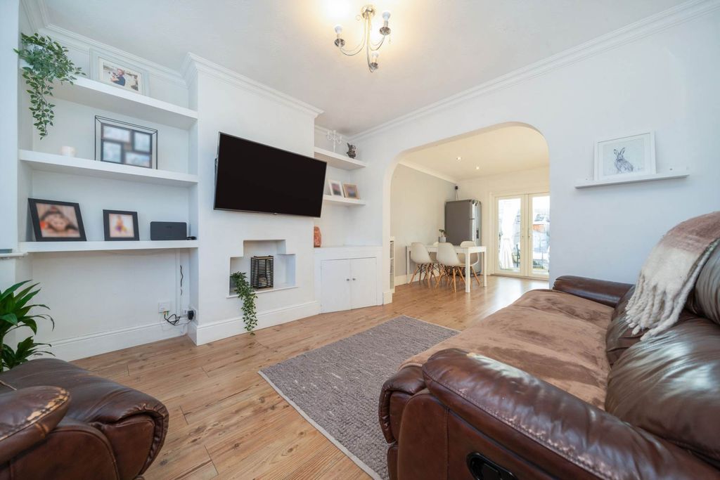 Property photo 2 of 18