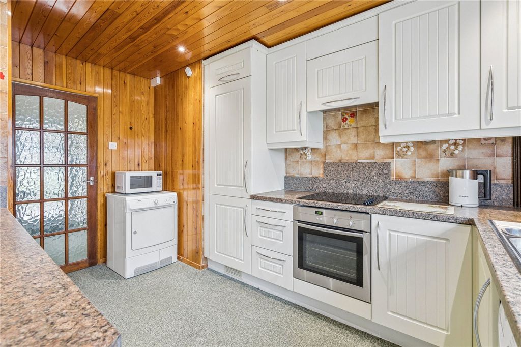 Property photo 3 of 18 Kitchen