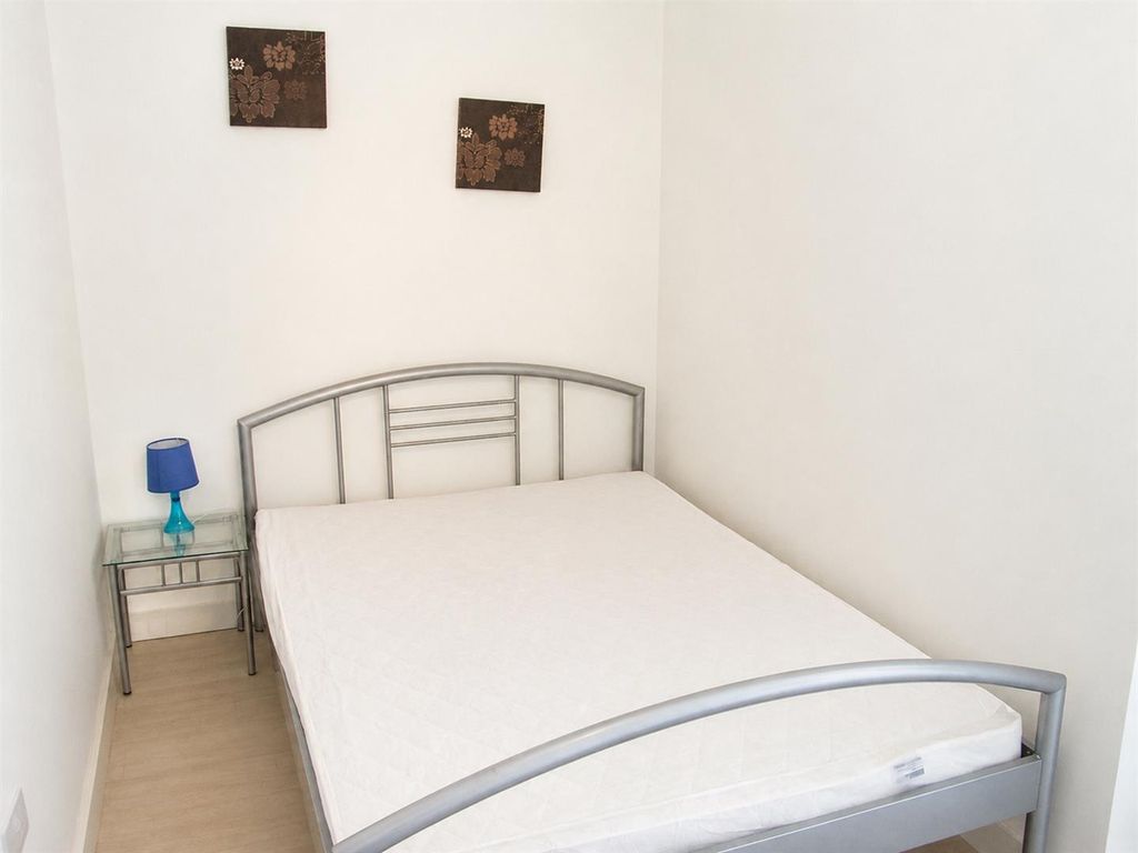 Property photo 3 of 6 Bright Bedroom With Double Bed And Modern Art...