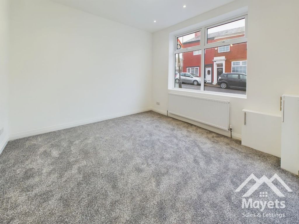 Property photo 3 of 32