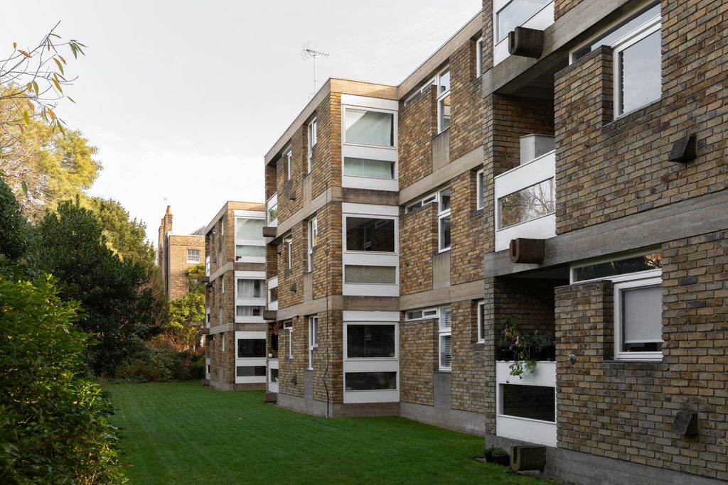 Property photo 2 of 29 321305 - 7-Langham-House-Close-59.Jpg