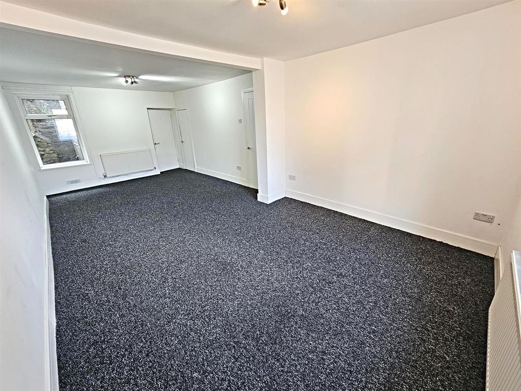 Property photo 3 of 11 Lounge