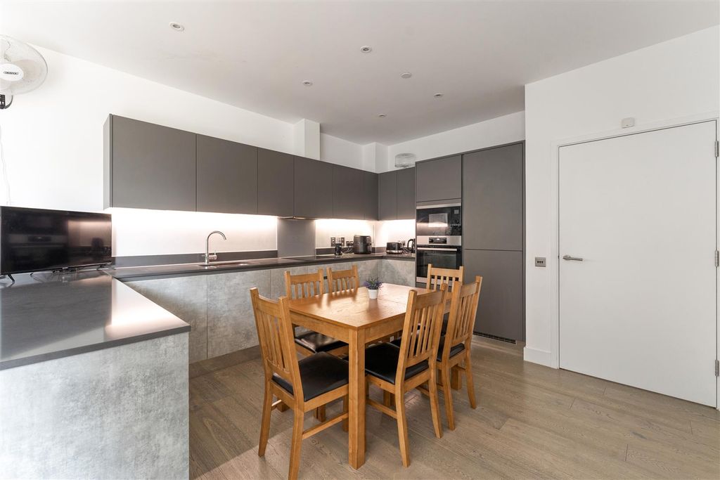 Property photo 3 of 31 Sutherland Road, E17