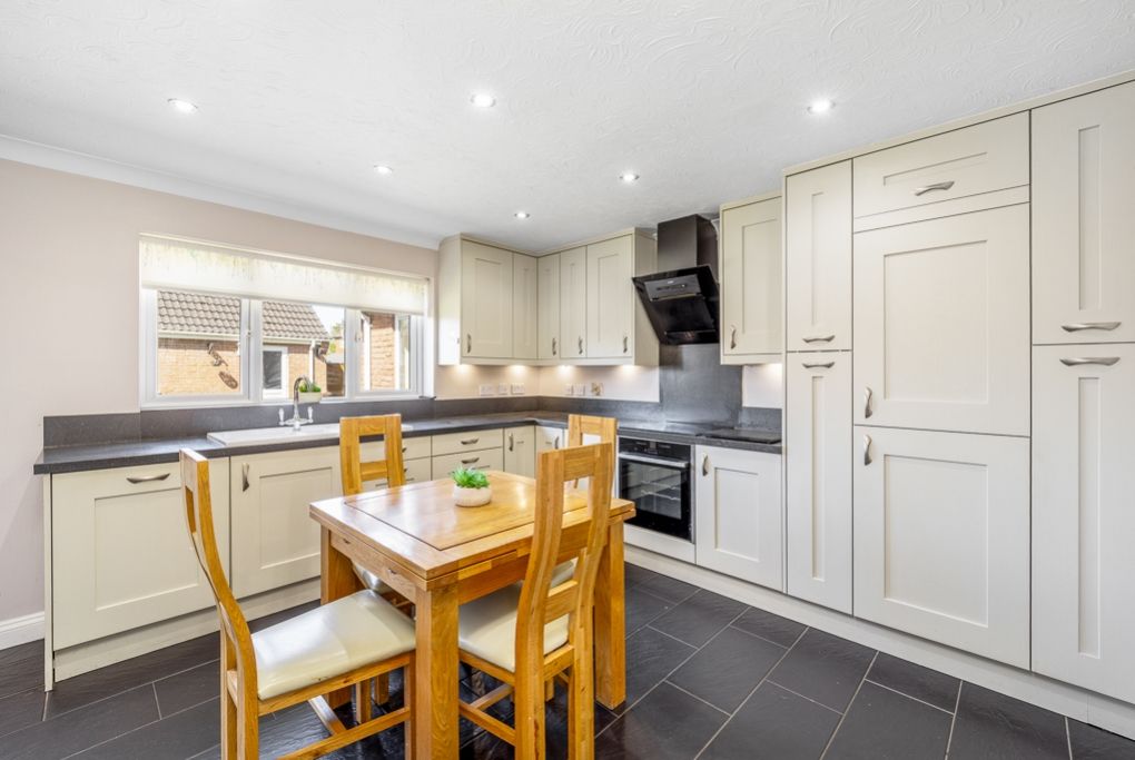 Property photo 3 of 28 7 Richard Busby Way (Lutton)-21