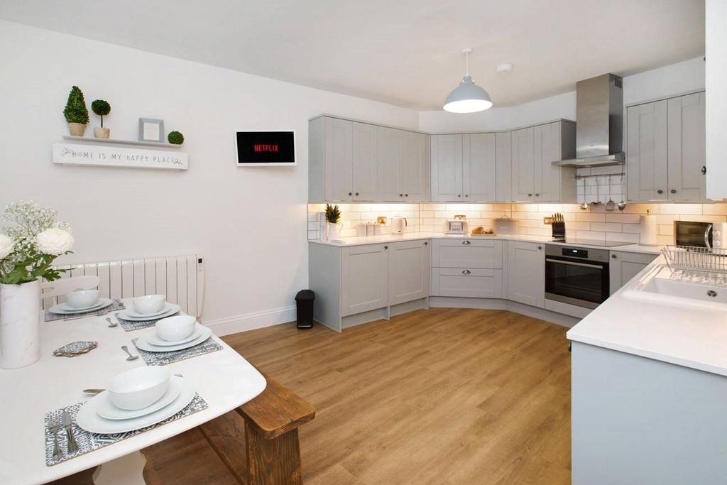 Property photo 3 of 8 Kitchen/Breakfast