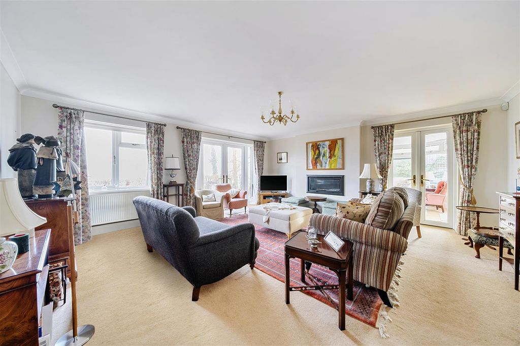 Property photo 2 of 18 Sitting Room