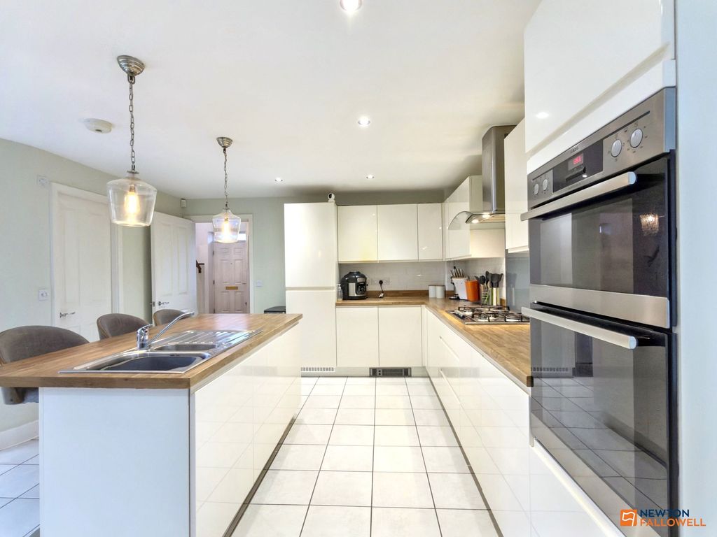 Property photo 2 of 36