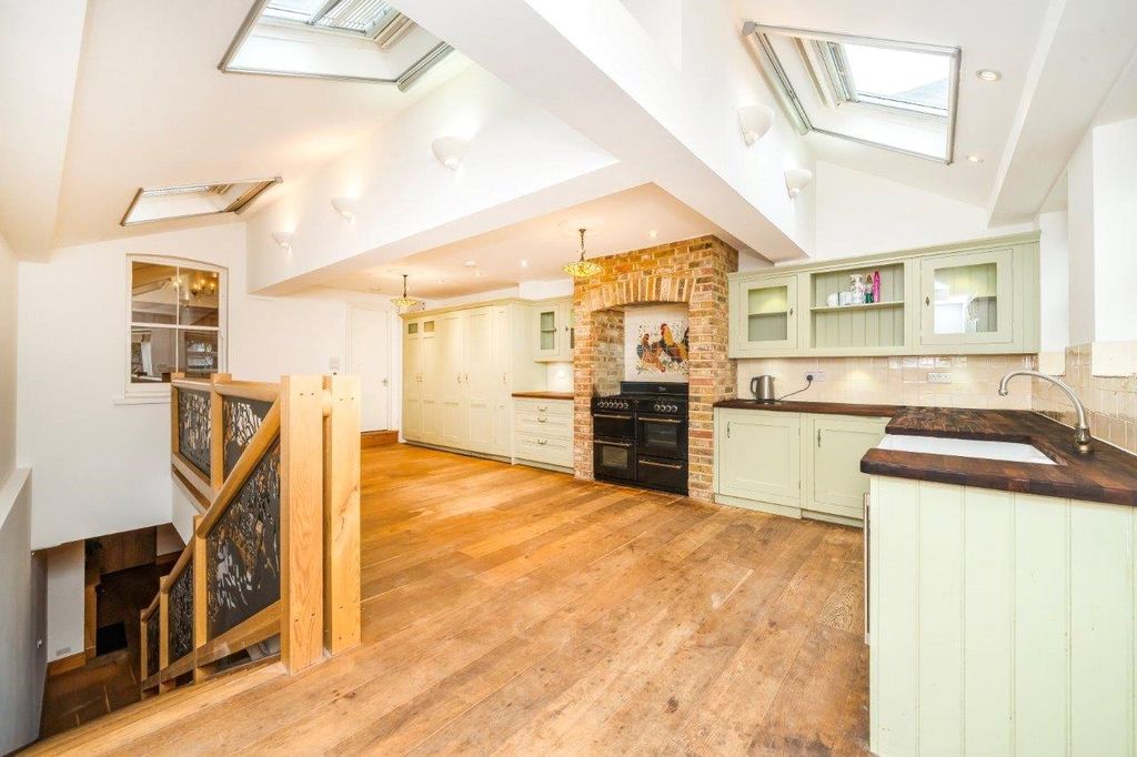 Property photo 2 of 12 Kitchen