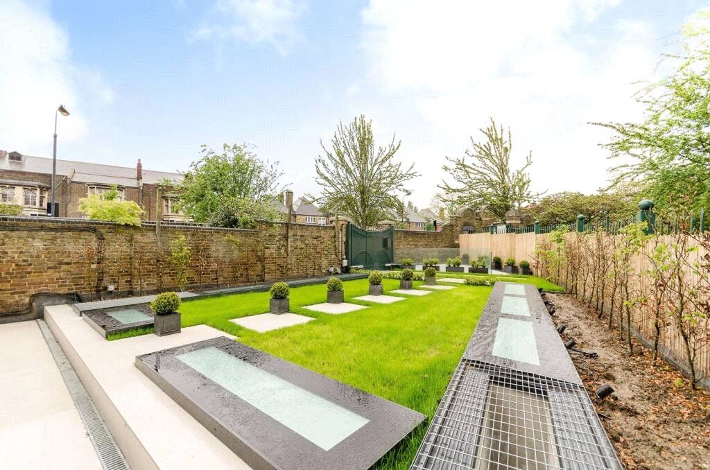 Property photo 3 of 19 Front Garden