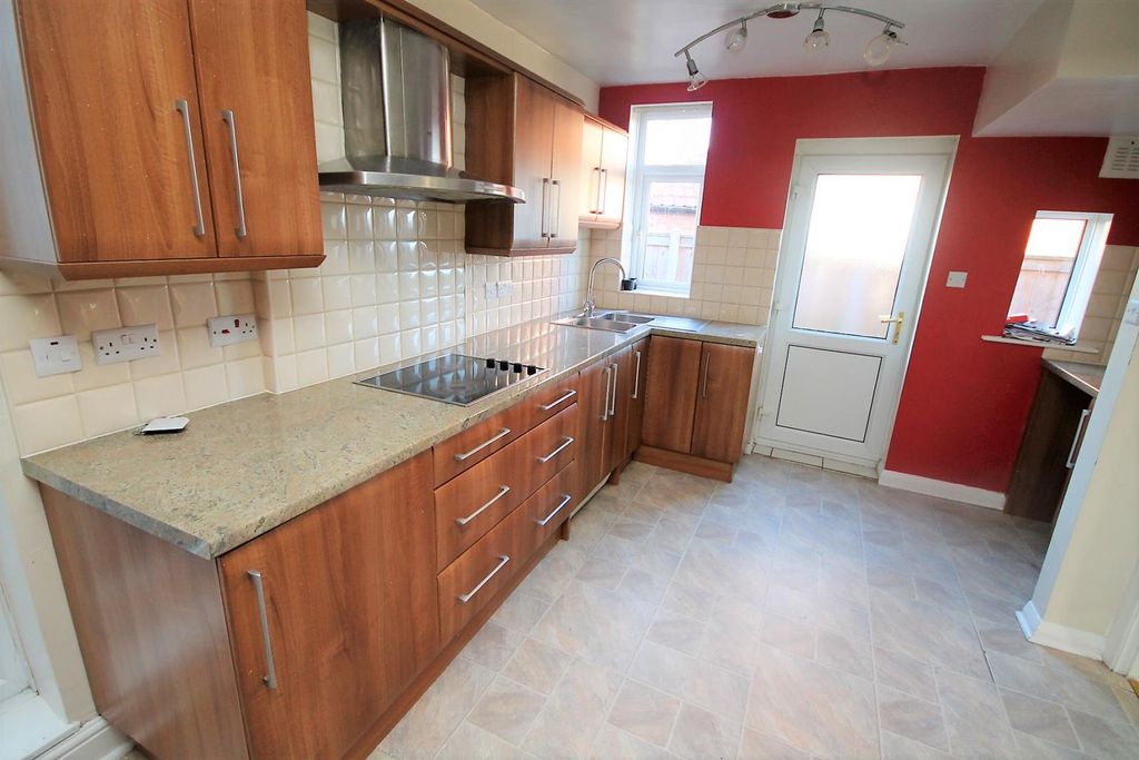 Property photo 3 of 10 Kitchen