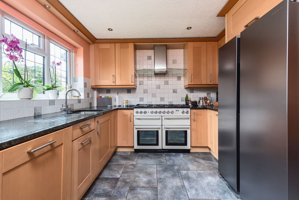 Property photo 3 of 16 28 Raeburn Way (4)