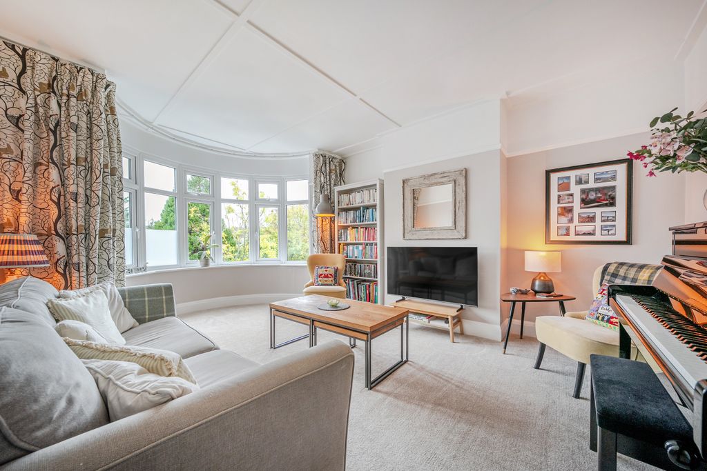 Property photo 2 of 18 Lounge