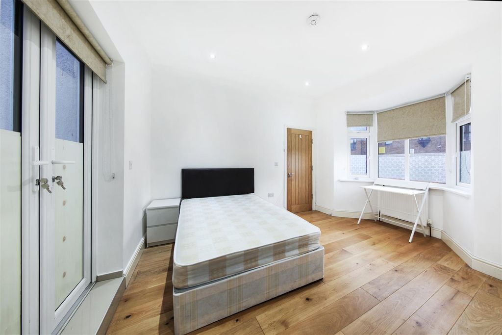 Property photo 3 of 13 5 Courthill Road - Vo0Yjwdub6S5Rdtvzfce.Jpg