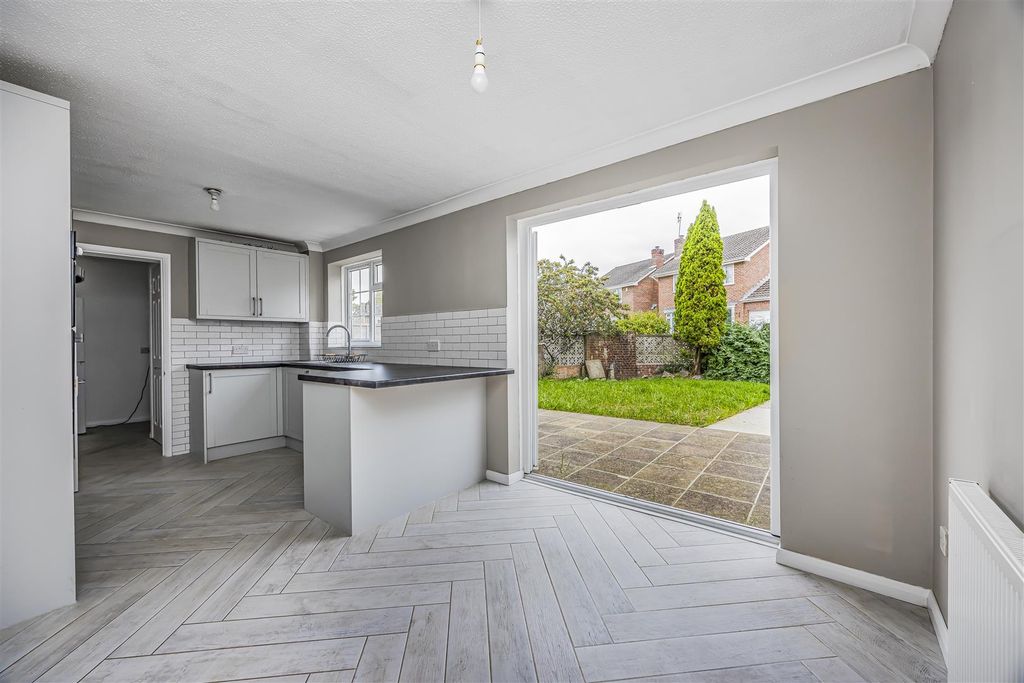 Property photo 2 of 20 22 Royal Way, Waterlooville-Porticomarketing-Soldb