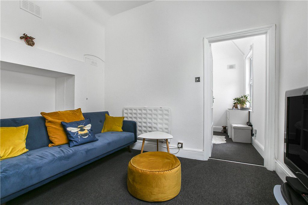 Property photo 3 of 17 Lounge