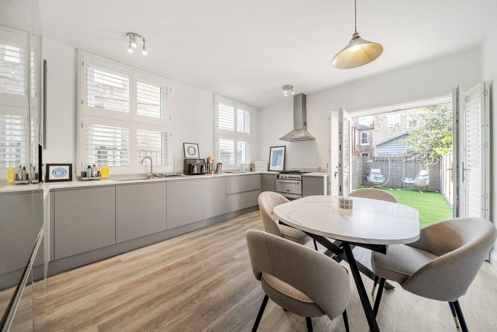 Property photo 2 of 25 Picture No. 11