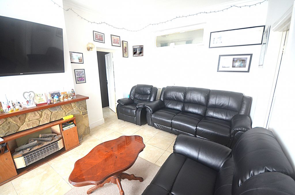 Property photo 1 of 17 Spacious Five-Bedroom, Three-Bathroom Family Home