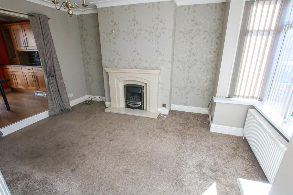 Property photo 3 of 14 Lounge