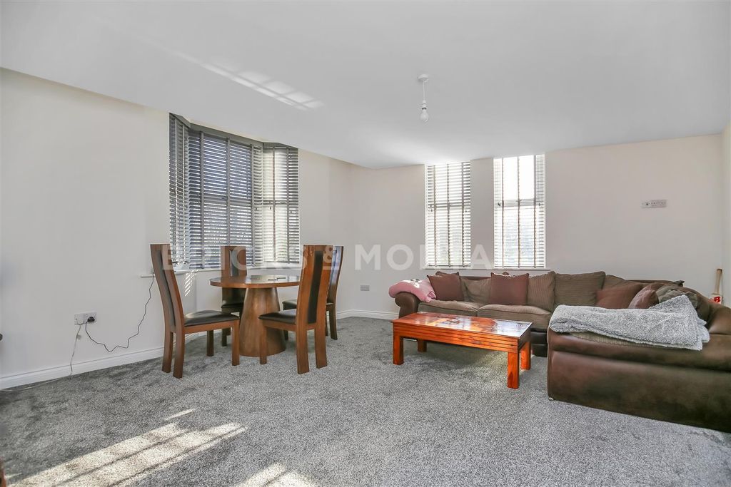 Property photo 3 of 11 x3c0Dtri-U6Zoomanksm7Q.Jpg