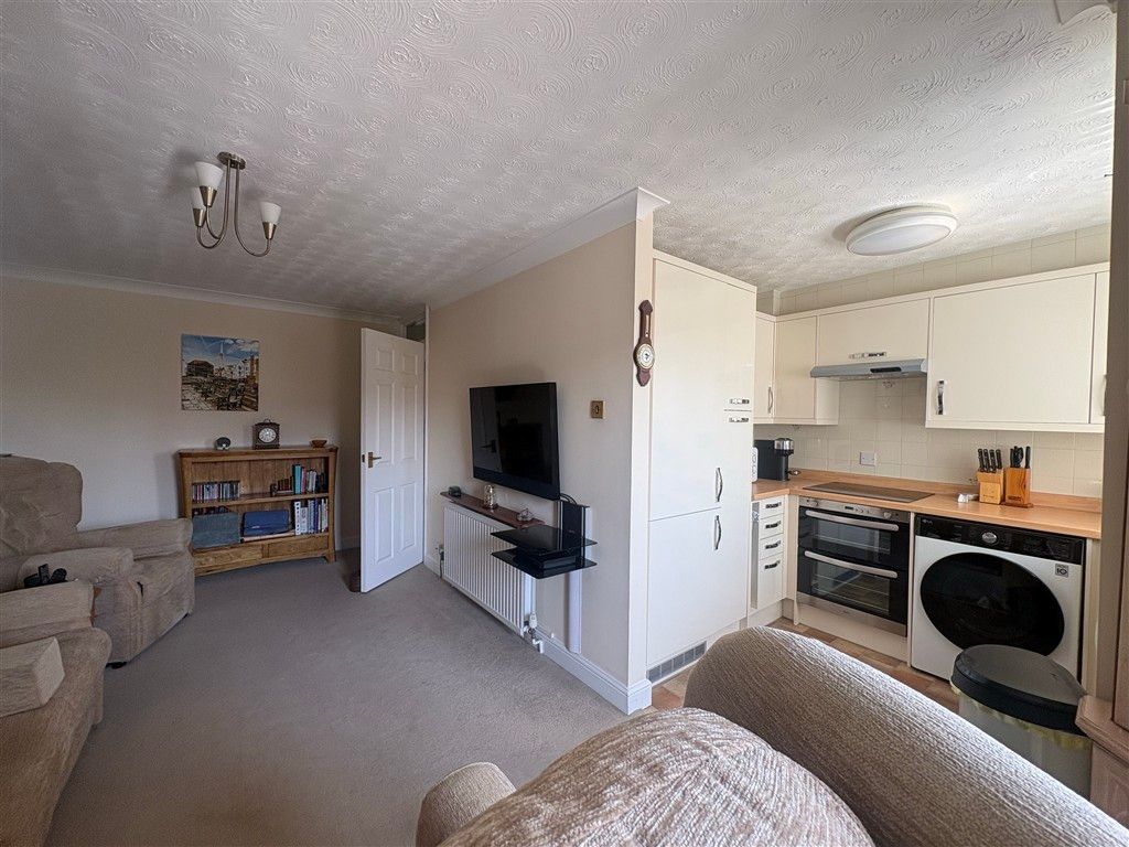 Property photo 2 of 9 Lounge/Kitchen