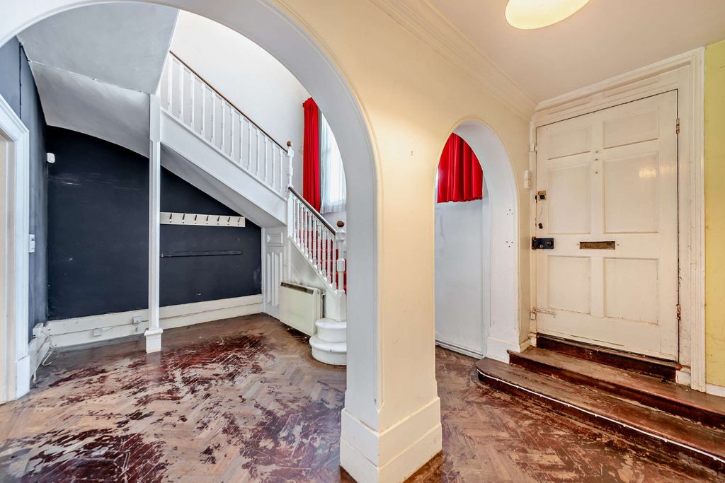 Property photo 3 of 14 Hall