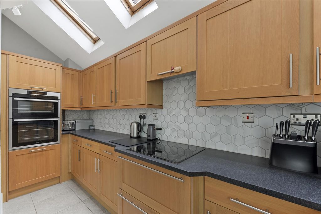 Property photo 3 of 22 80Oldkent07.Jpg