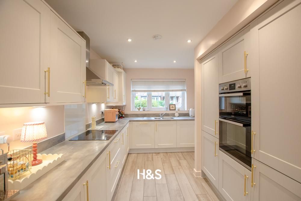 Property photo 3 of 14 7 Acer Drive - Kitchen.Jpg