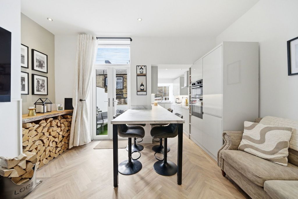 Property photo 3 of 34