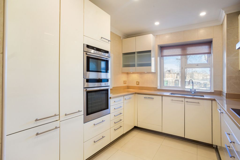 Property photo 3 of 10 Flat 4, 95 Avenue Ro