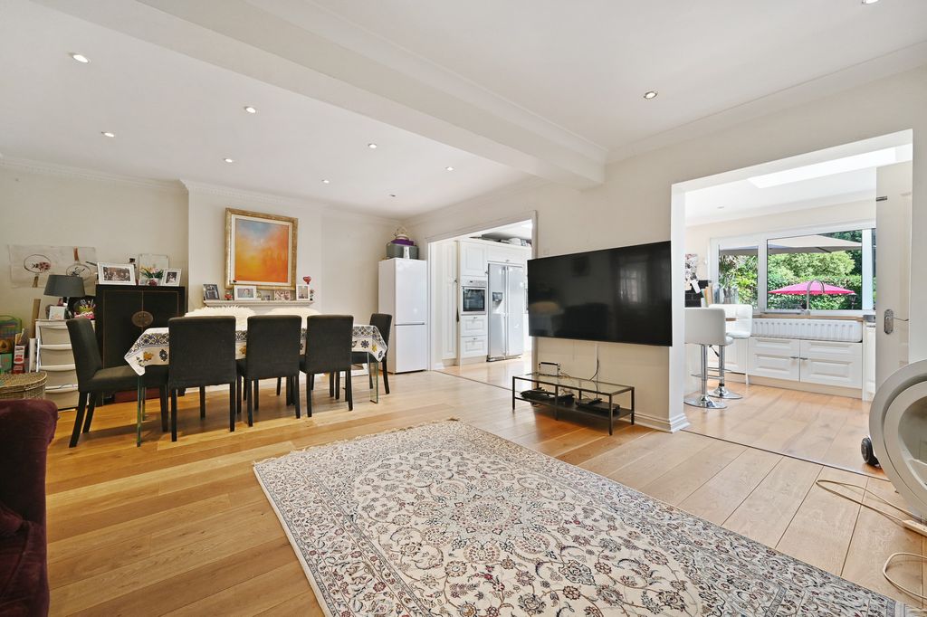 Property photo 2 of 19 8