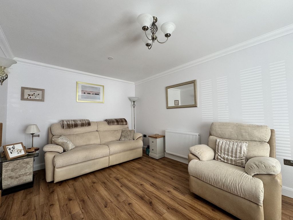 Property photo 3 of 35 Lounge