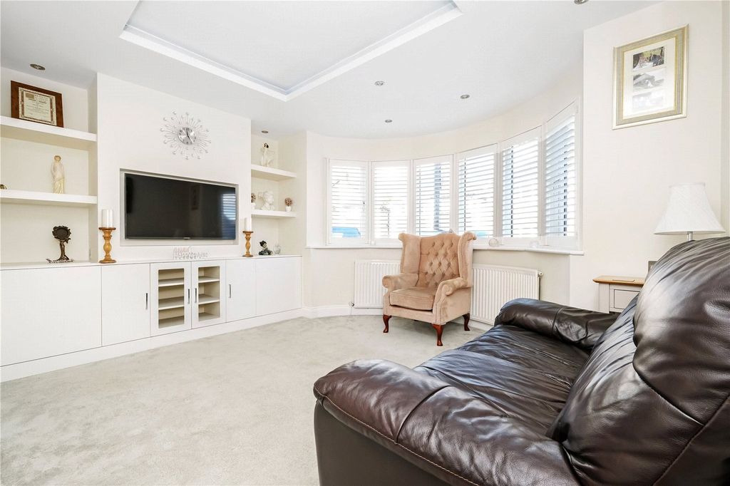 Property photo 2 of 19 Lounge