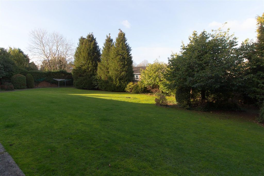 Property photo 2 of 10 Communal Garden.Jpg