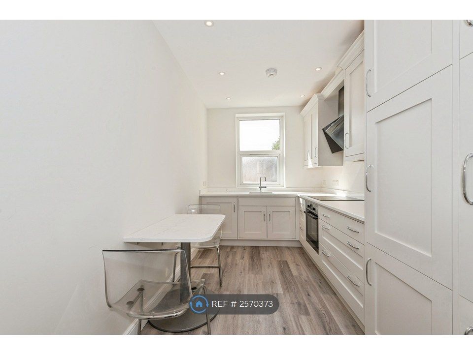 Property photo 3 of 10 Kitchen