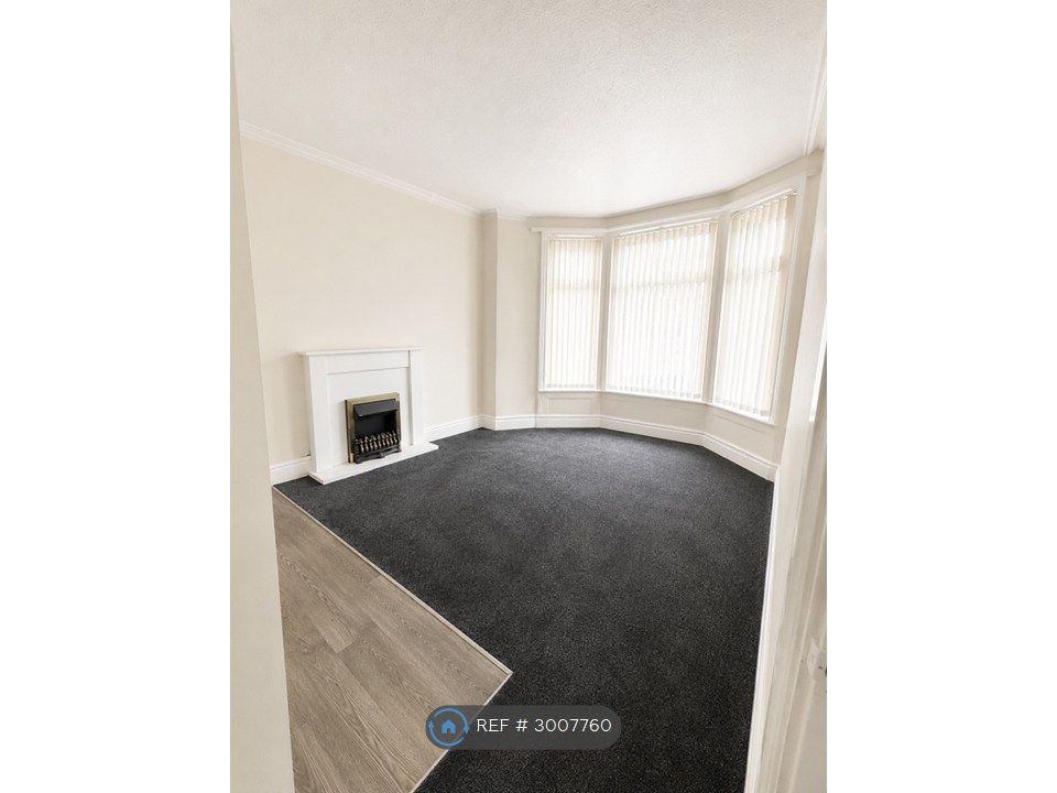 Property photo 1 of 6 Living Room / Kitchen