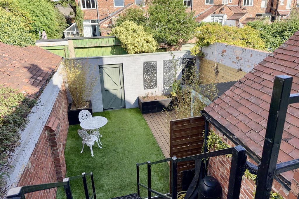 Property photo 2 of 33