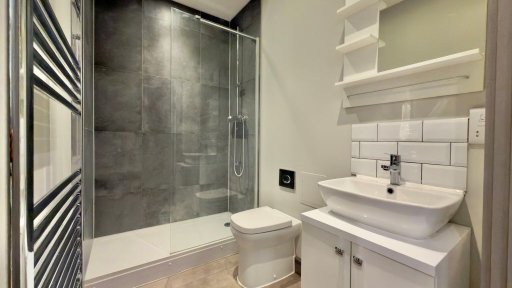 Property photo 3 of 10 Bathroom