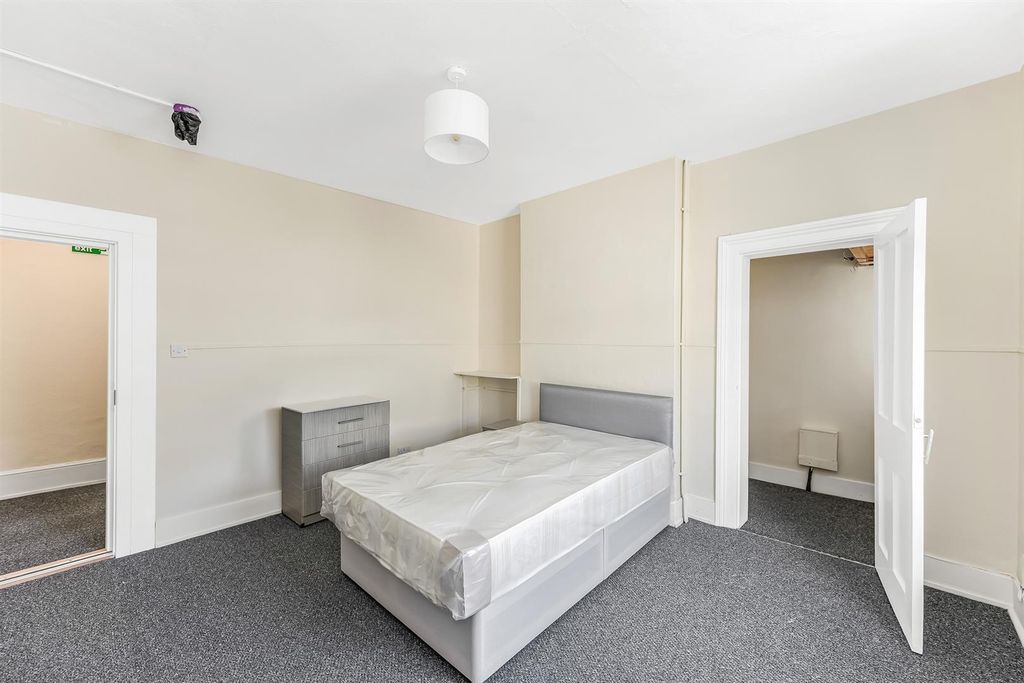 Property photo 2 of 10 425 High Road-6.Jpg