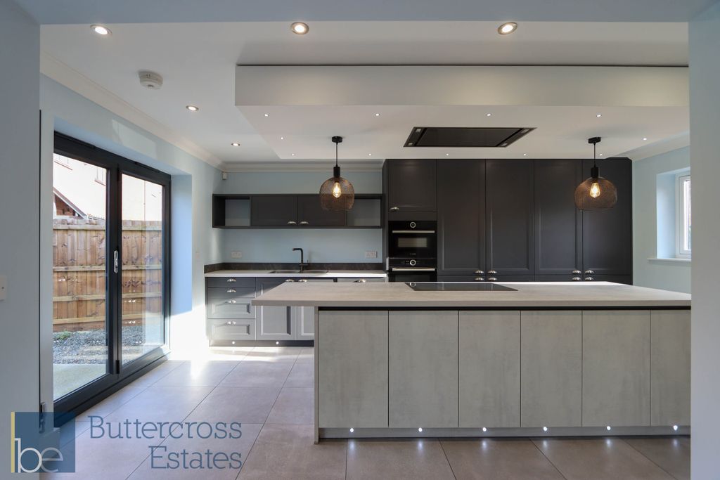 Property photo 2 of 20 Kitchen